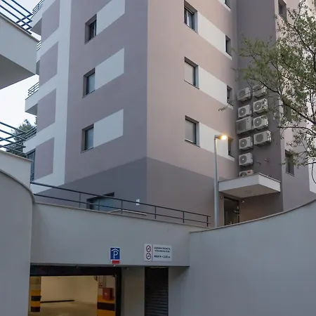 Almond 1 - Free Parking Split