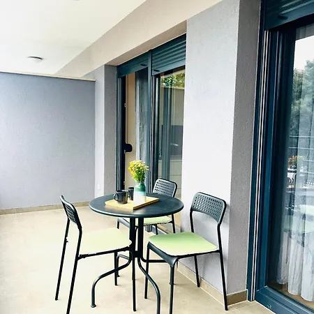 Almond 1 - Free Parking Split